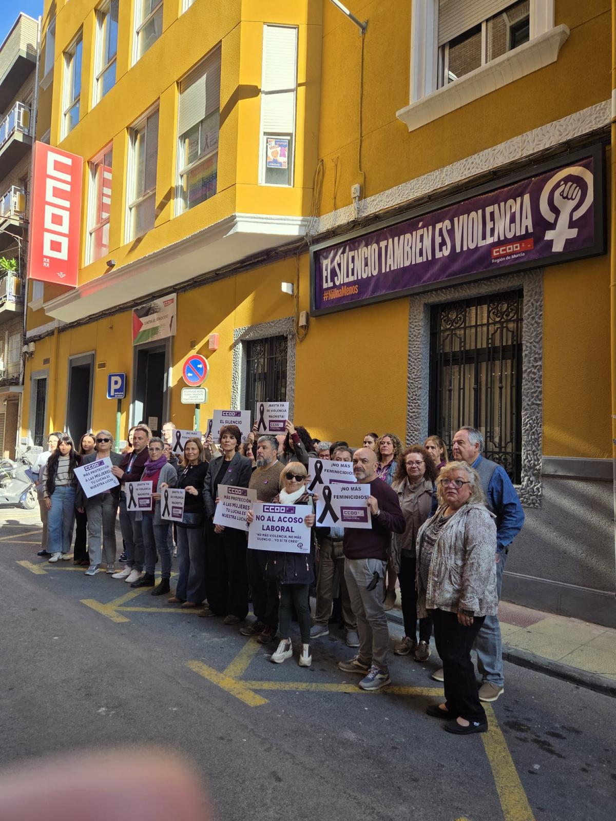 Pancarta 25N en la fachada de CCOO Murcia