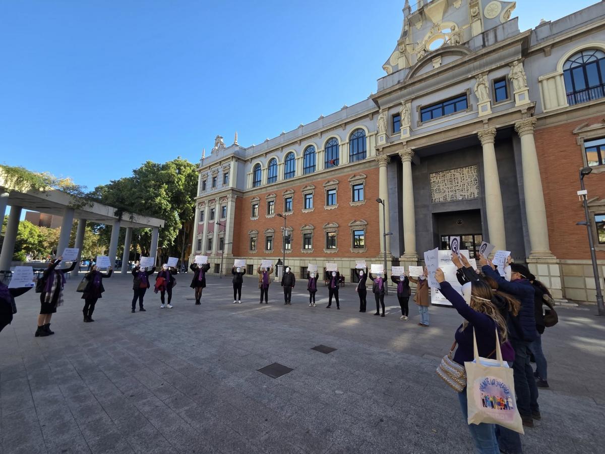 Performance de las mujeres de CCOO por las calles de Murcia en la mañana del 25N 2025