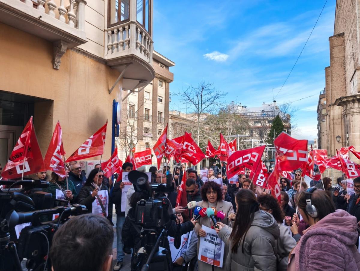 María Fernández de Maya, secretaria general de CCOO HÁBITAT de la región de Murcia, en una concentración de limpiadoras del Ayuntamiento de Yecla 11 02 2026