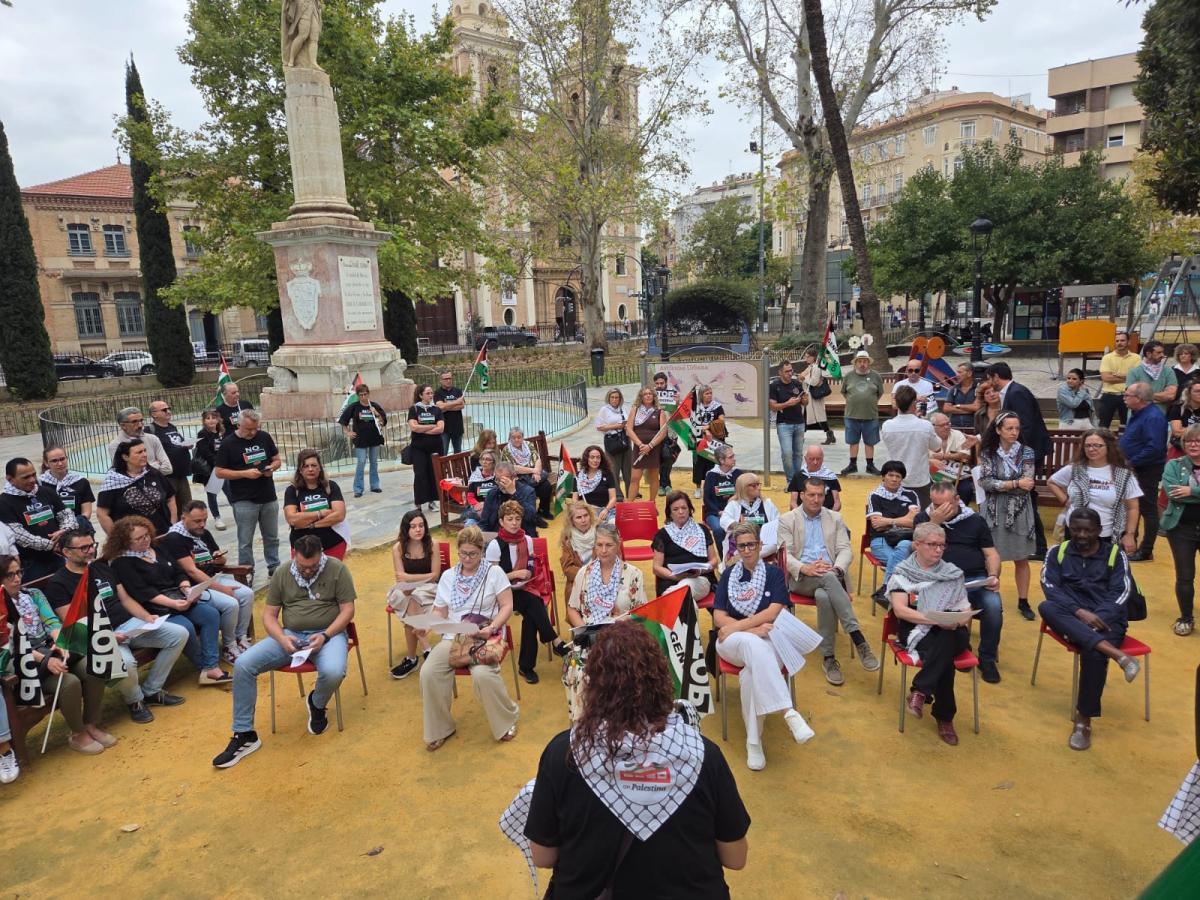 Concentración de CCOO Murcia en el jardín de Floridablanca en la jornada de movilización en solidaridad con el pueblo palestino. Murcia 15 10 2025