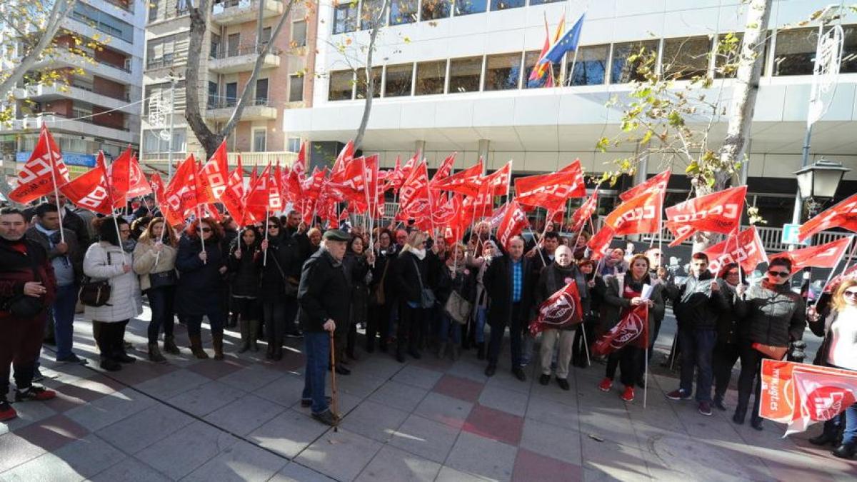 Trabajadores y trabajadoras fijas discontinuas protestan en Murcia frente a la sede de la Seguridad Social en febrero de 2019
