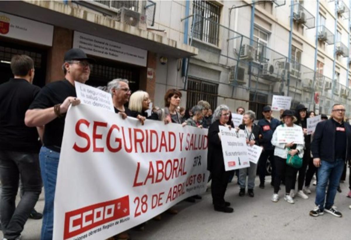 Concentración a las puertas de la Dirección General de Trabajo en Murcia. 28 04 2026